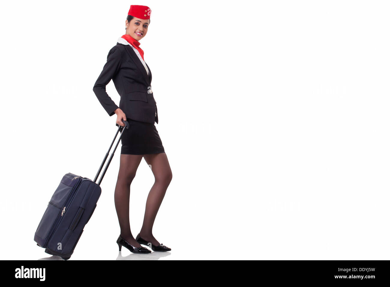 Ritratto di un assistente di volo con bagagli sacca isolata su sfondo bianco Foto Stock