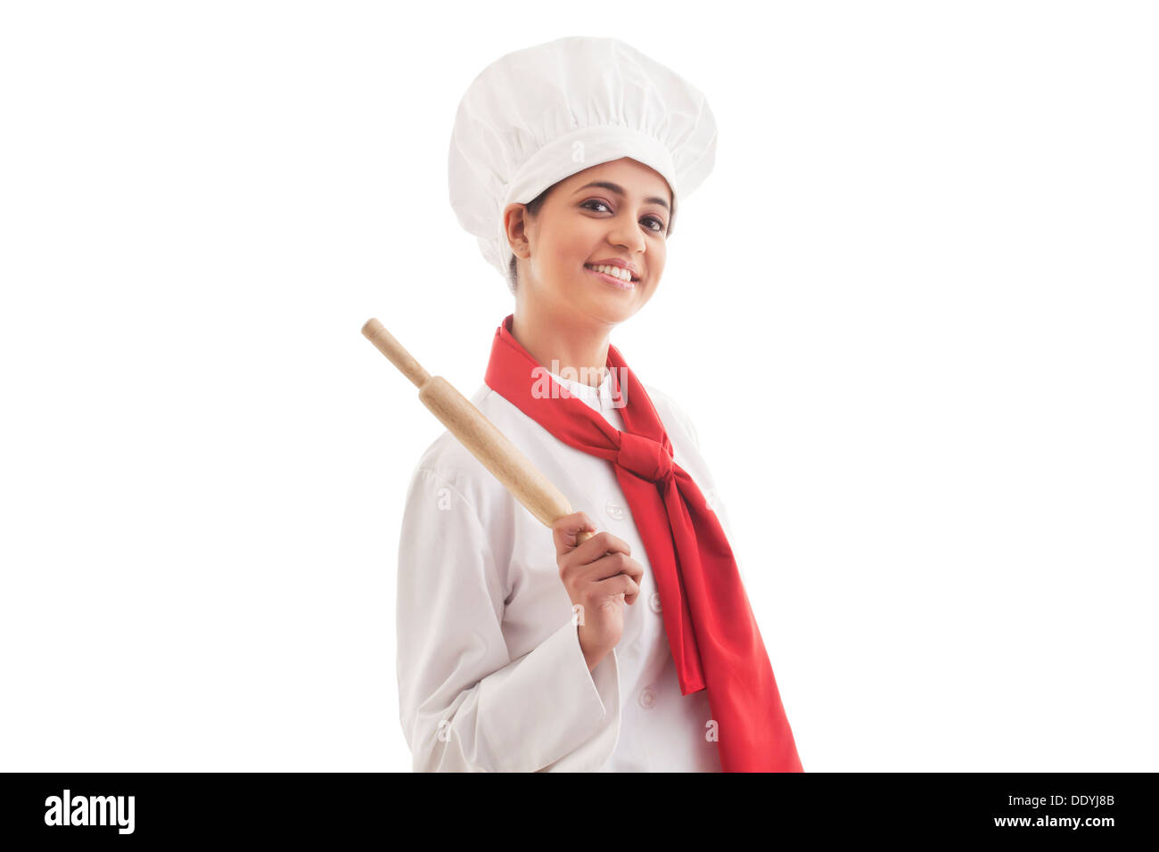 Ritratto di giovane donna chef holding mattarello isolate su sfondo bianco Foto Stock