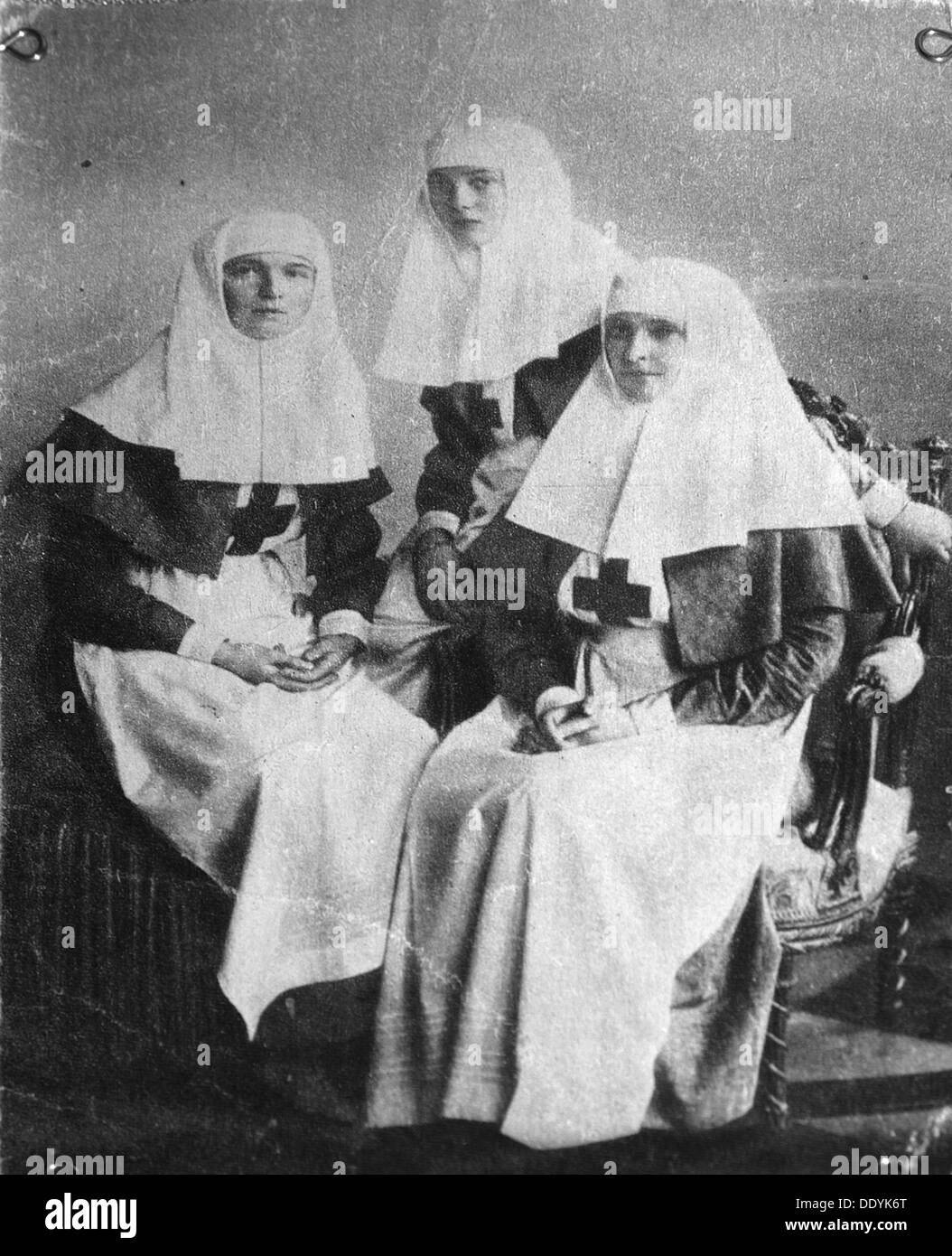 Tsarina Alexandra e Grand Duchesse Olga e Tatiana di Russia, 1914. Artista: sconosciuto Foto Stock