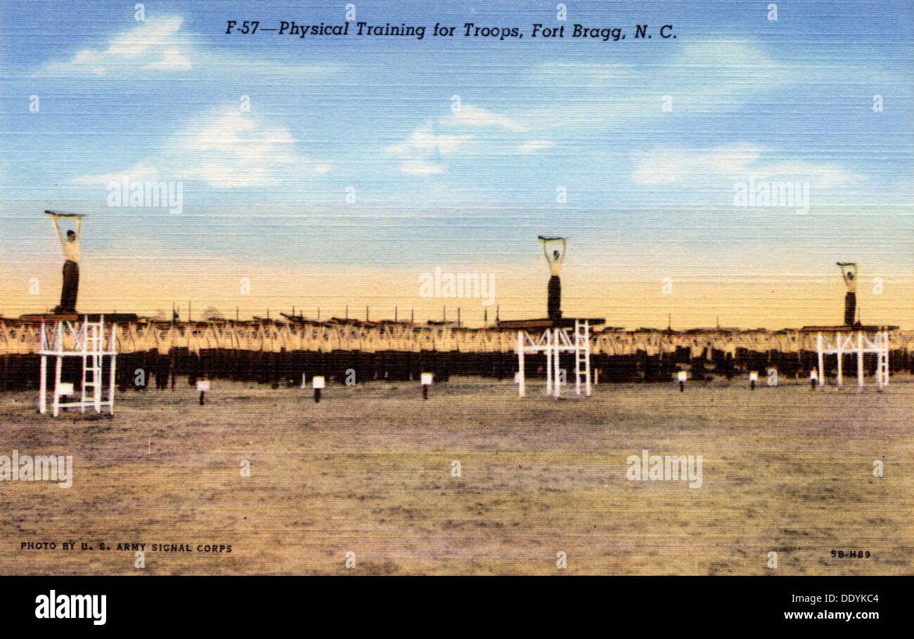 'L'allenamento fisico per le truppe, Fort Bragg, North Carolina, Stati Uniti d'America, 1945. Artista: US Army Signal Corps Foto Stock