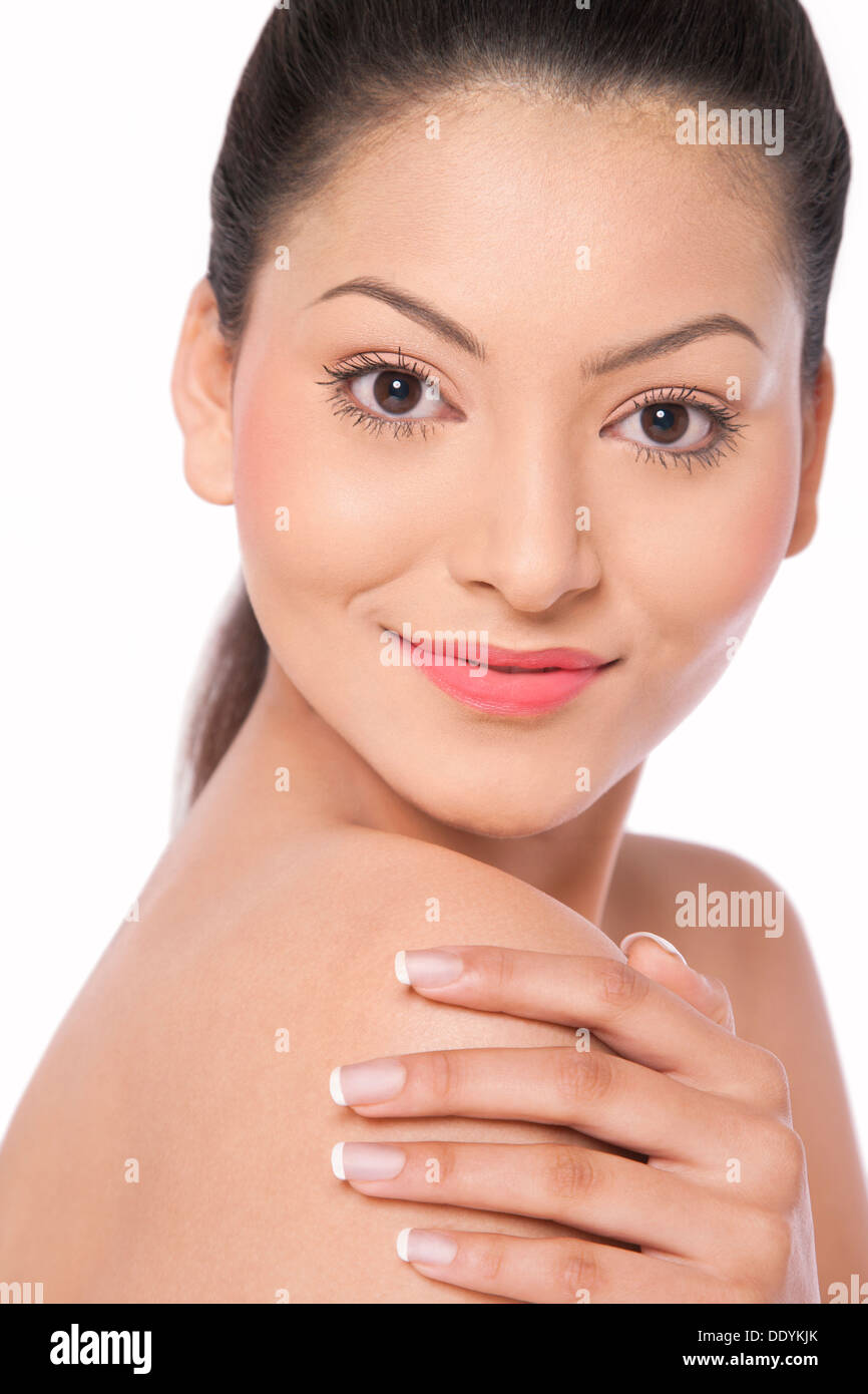 Donna di toccare la sua spalla Foto Stock