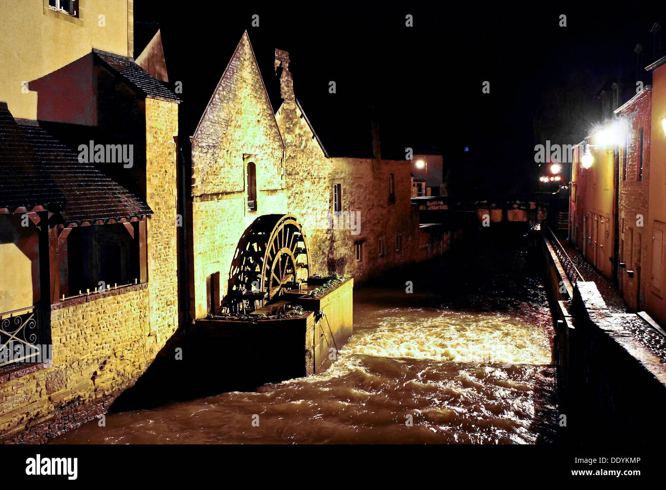 Notte di Bayeux. Il vecchio mulino sul fiume città. Normandia Foto Stock