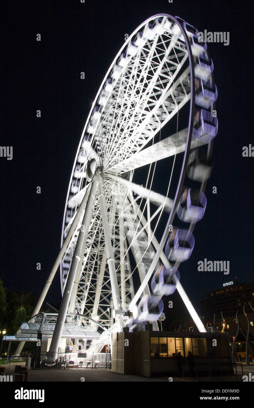 La Ruota Panoramica di Brisbane gira su un perfetto sera d'estate a Brisbane, Queensland, Australia Foto Stock