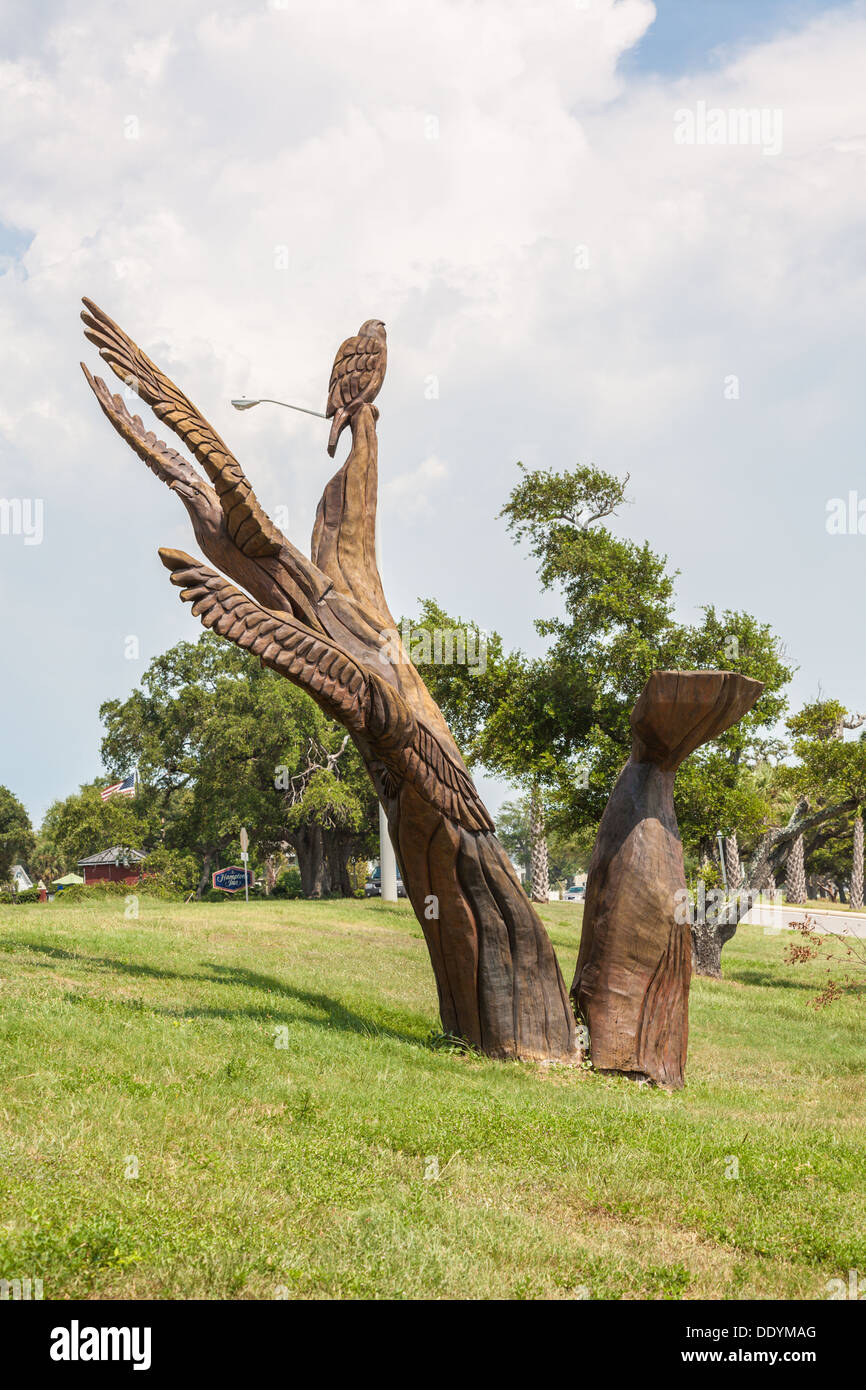 Sculture di animali selvatici da Dayton Scroggins intagliati da tronchi di alberi danneggiati dall uragano Katrina sulla Costa del Golfo del Mississippi Foto Stock