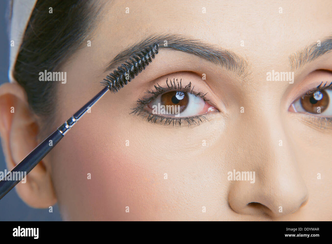 Close-up shot di giovane donna con un sopracciglio applicatore di colorazione Foto Stock