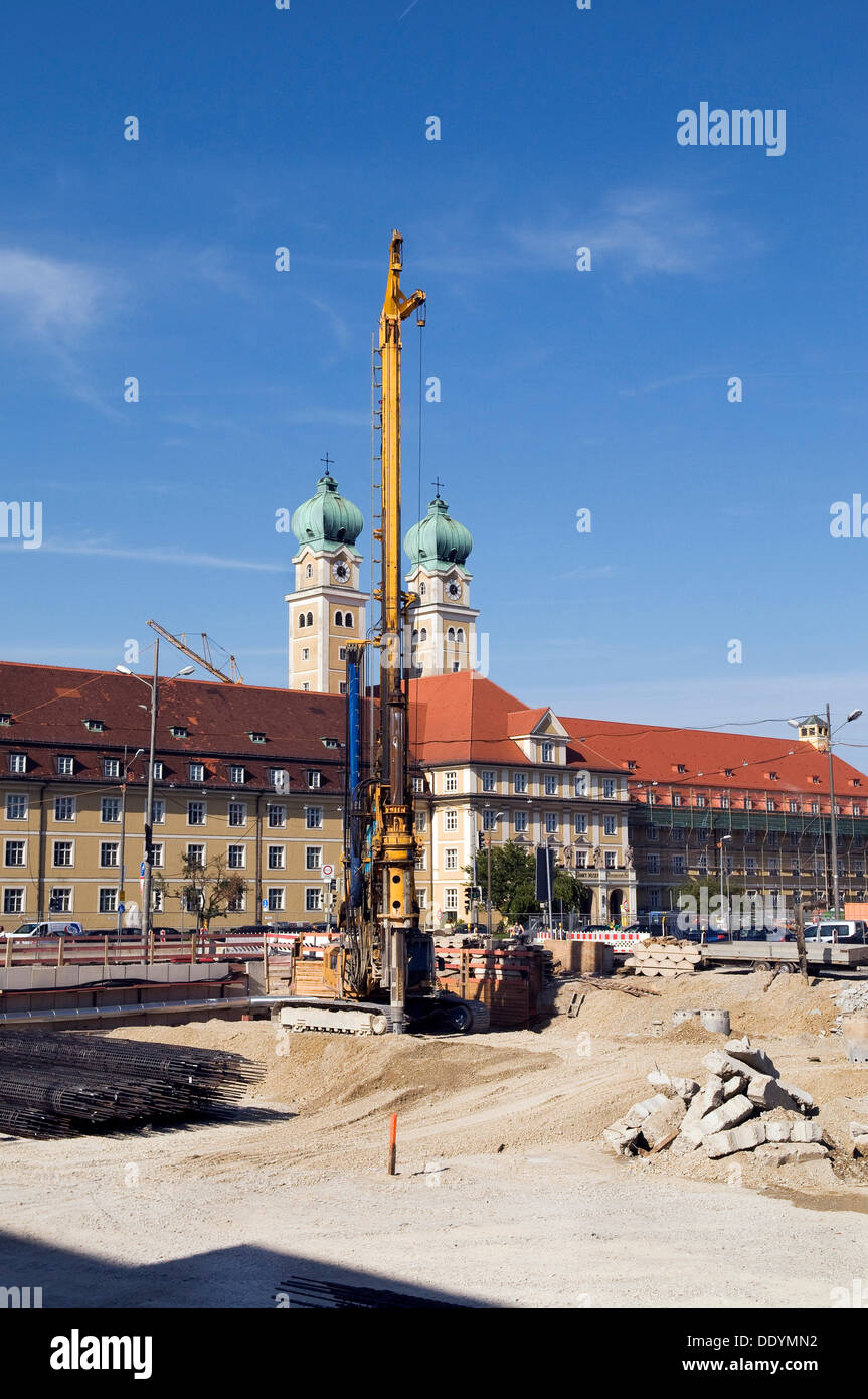 Impianto di perforazione in azione a Luise Kiesselbach Platz durante la costruzione di un tunnel, San Giuseppe Casa di Riposo per anziani nella parte posteriore Foto Stock