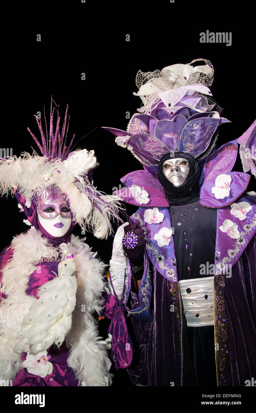 Ornati in costumi e maschere in viola e bianco, fiera veneziano, Ludwigsburg, Baden-Wuerttemberg Foto Stock