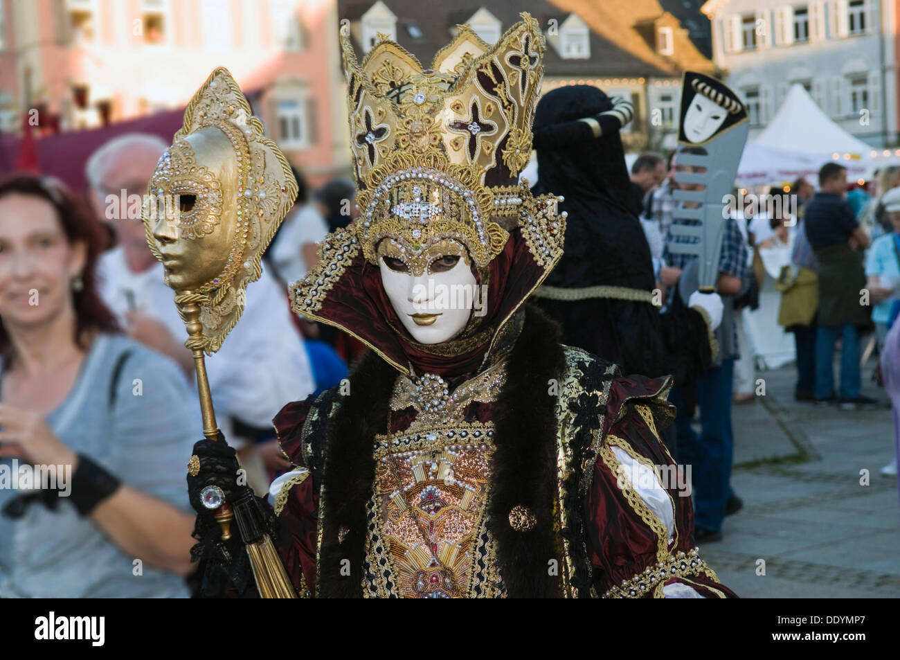 Sontuosi costumi barocchi e un dorato e maschera bianca, fiera veneziano, Ludwigsburg, Baden-Wuerttemberg Foto Stock