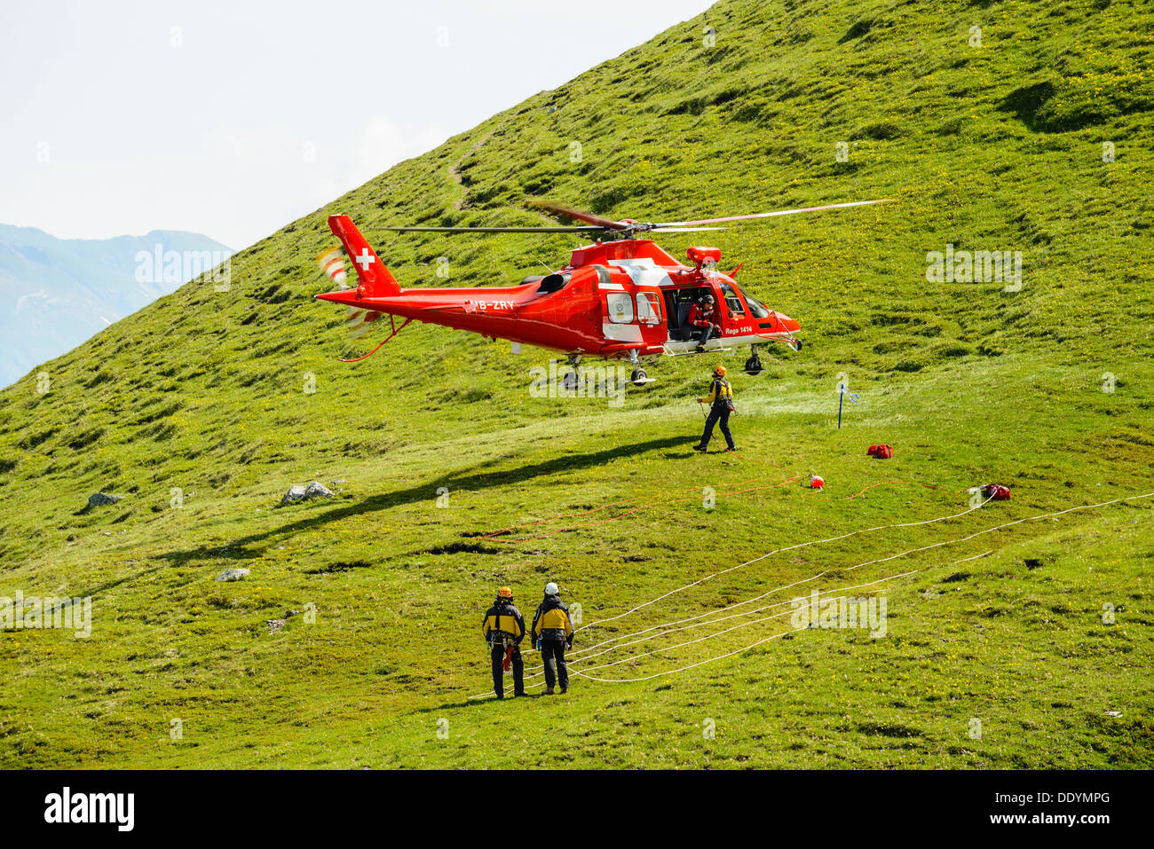 Elicottero di Swiss Air rescue service REGA in azione nei pressi di Grindelwald Foto Stock