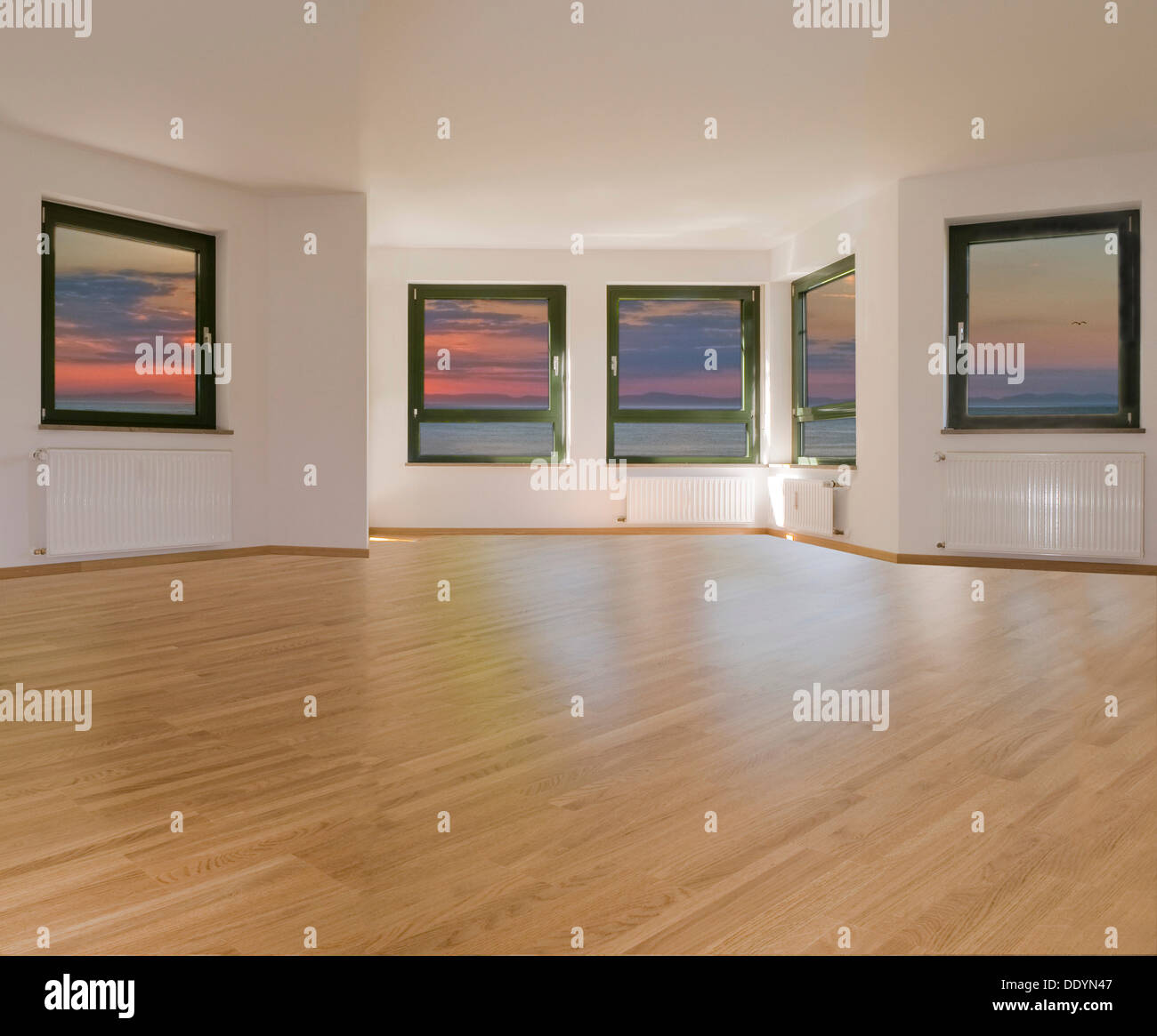 Grande soggiorno con 5 finestre e luce pavimento in parquet, Cielo di tramonto, compositing affitto appartamento, real estate Foto Stock