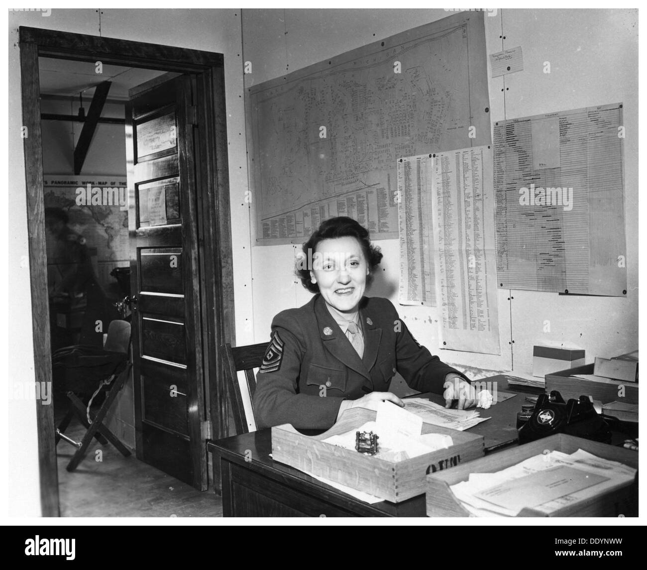 Un WAC seduti ad una scrivania in un ufficio, Fort Sheridan, Illinois, Stati Uniti d'America, 1945. Artista: sconosciuto Foto Stock