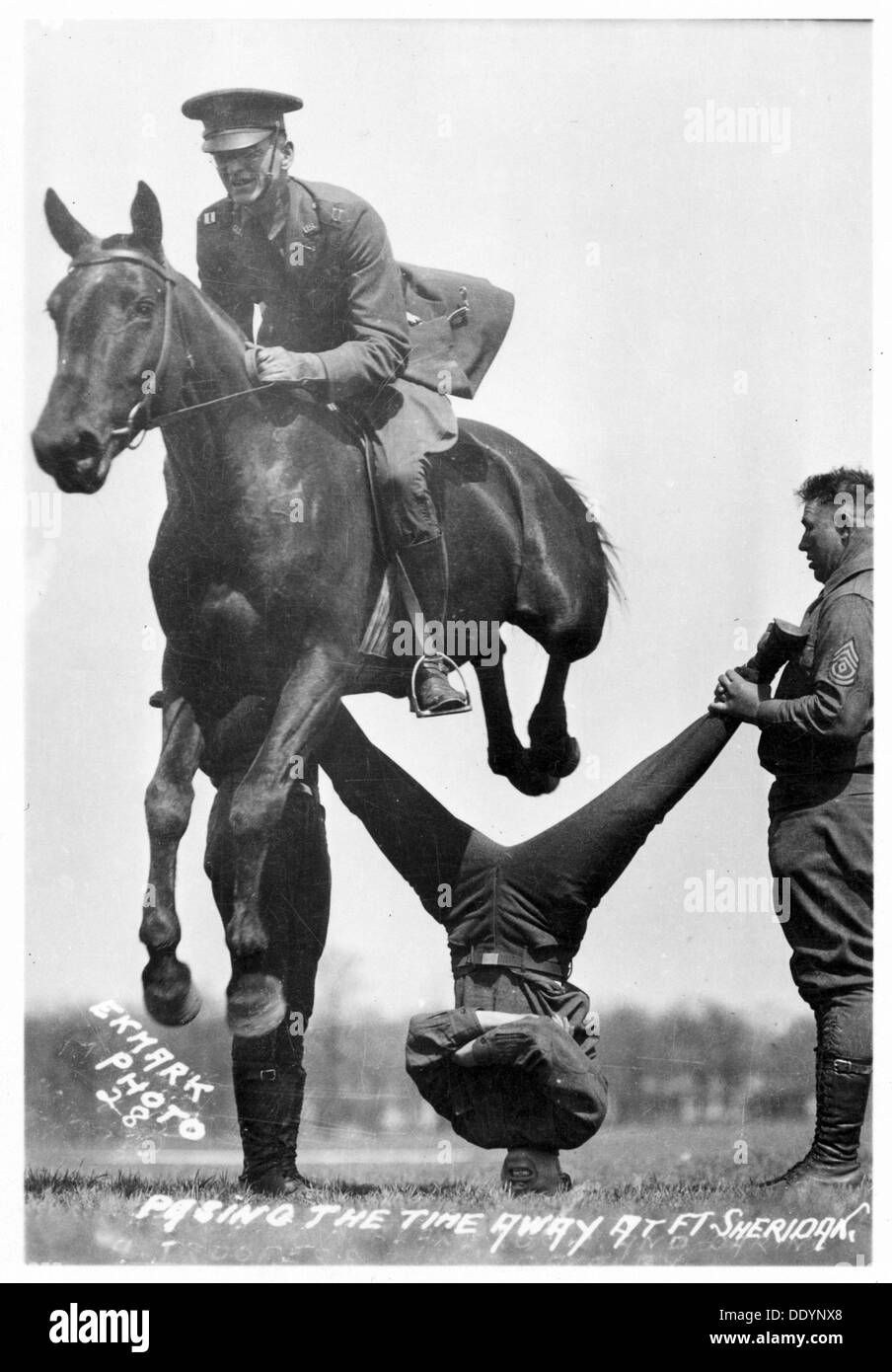 I soldati di eseguire acrobazie equestri, Fort Sheridan, Illinois, Stati Uniti d'America, 1920. Artista: sconosciuto Foto Stock