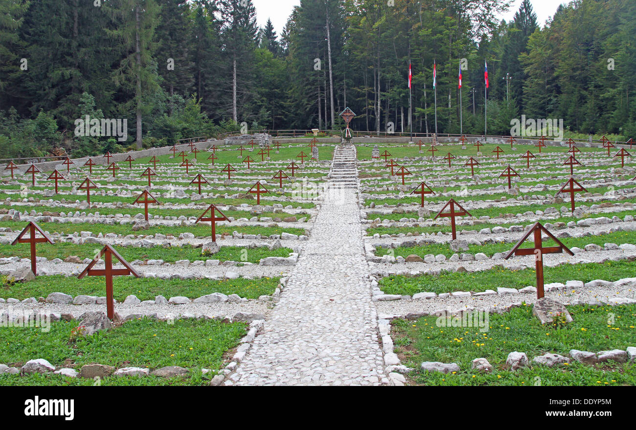 Cimitero austriaco dalla Prima Guerra Mondiale in mezzo alla foresta in montagna Foto Stock