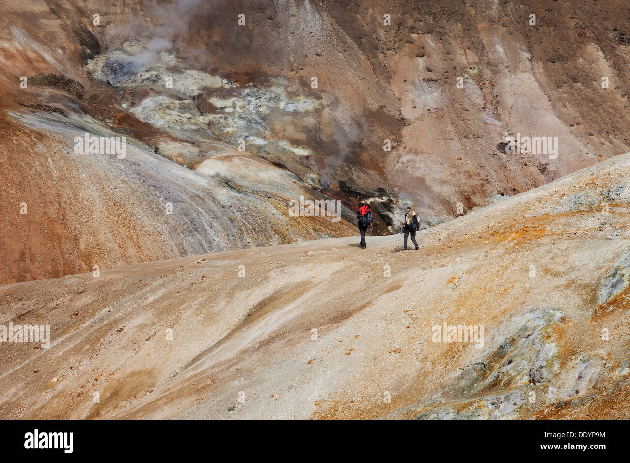 Due escursionisti fanno il loro cammino verso il basso nella Jokulgil sul Laugavegur Trail Fajallabak Riserva Naturale dell'Islanda Foto Stock