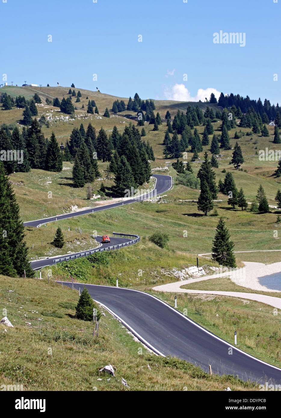 Ongs e tortuosa strada piena di curve in prati di montagna Foto Stock