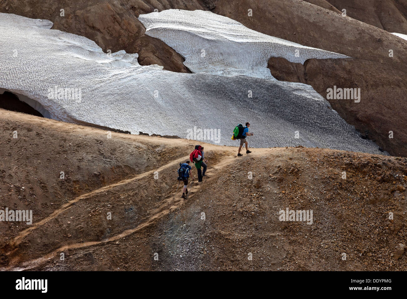 Tre escursionisti arrampicata fuori Jokulgil al giorno Due il Laugavegur Trail Fjallabak Riserva Naturale dell'Islanda Foto Stock