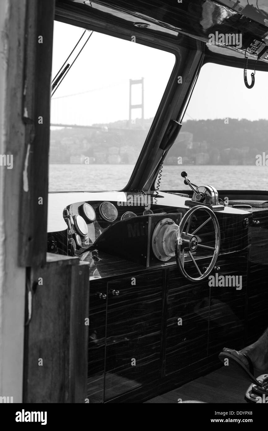 Ponte sul Bosforo a Istanbul da una barca sul fiume sul Bosforo Foto Stock