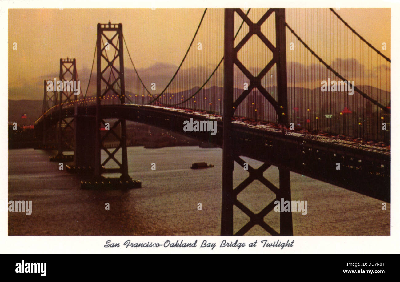 San Francisco-Oakland Bay Bridge al crepuscolo, San Francisco, California, Stati Uniti d'America, 1957. Artista: sconosciuto Foto Stock