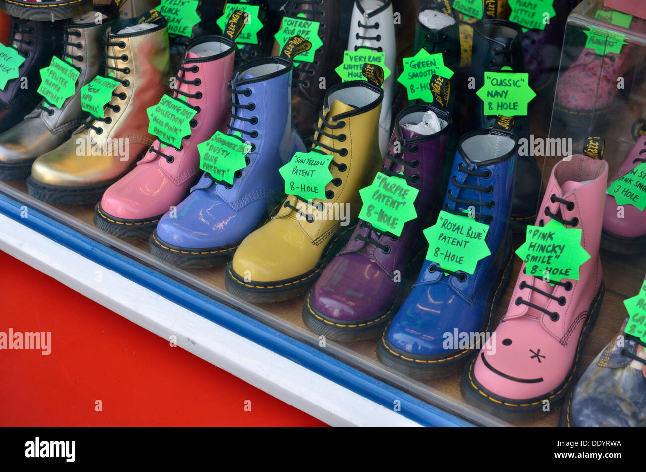 Doc colorati Martin si avvia in una finestra del negozio Foto Stock
