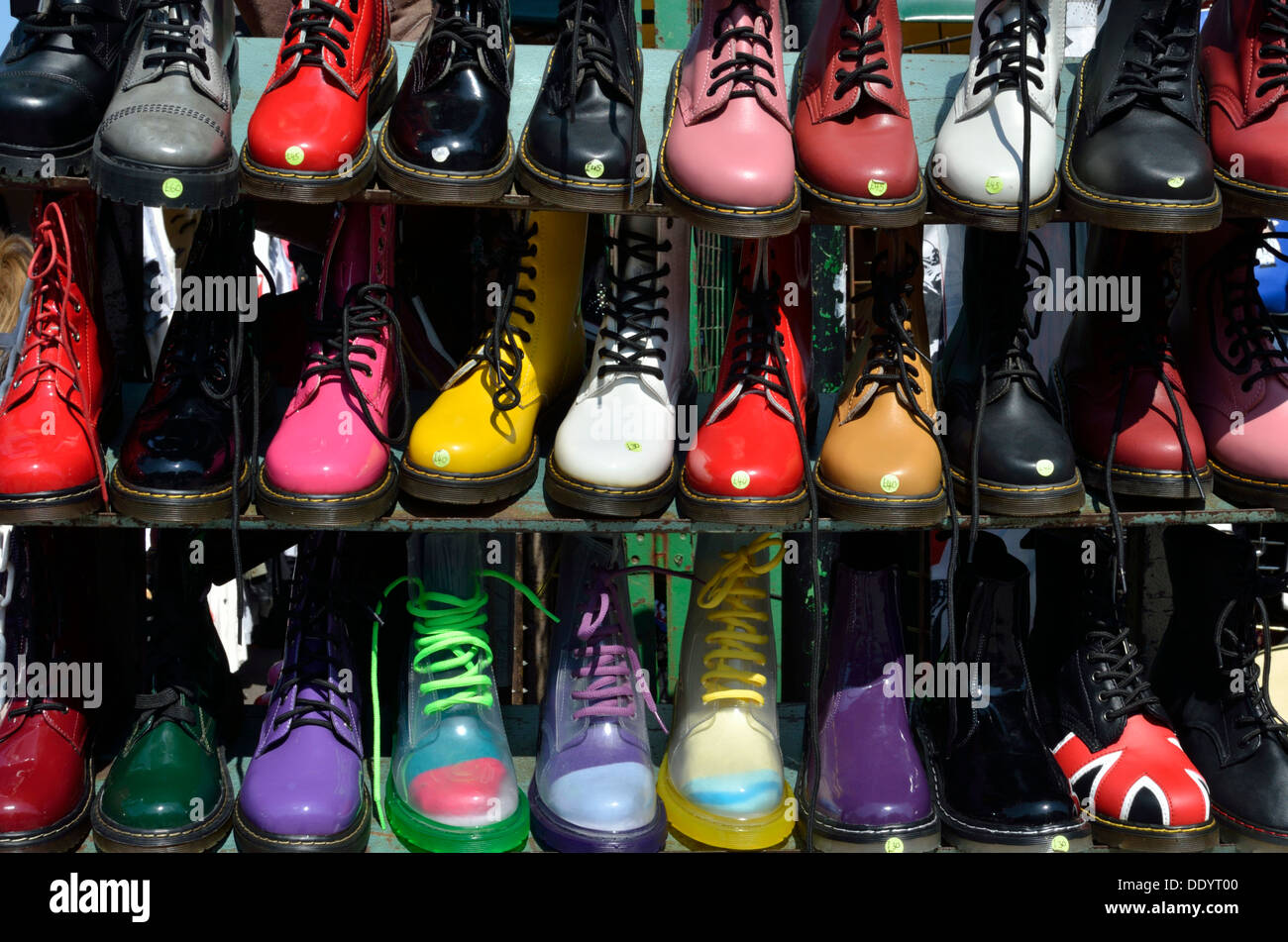 Display a colori di Doc Martin stivali su un mercato in stallo, Camden Town, Londra, Regno Unito. Foto Stock