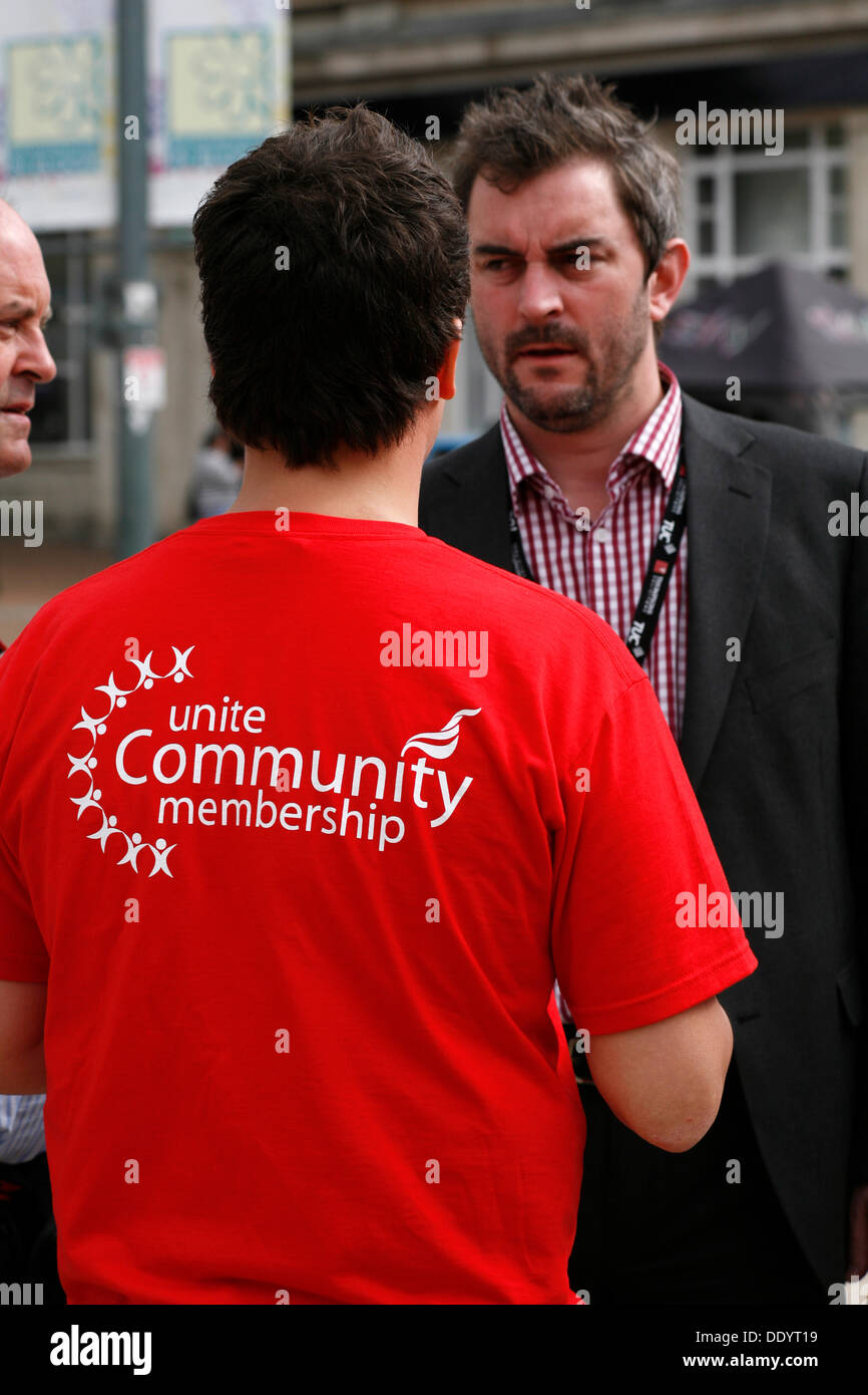 Bournemouth, Regno Unito il 9 settembre 2013. Un 'pop up doomsday payday loan shop' è impostato a Bournemouth Square a coincidere con le ultime unite figure sulla quantità di persone sono il ricorso al prestito per ottenere attraverso il mese; secondo come riferito ha un nuovo sondaggio rivela la quantità di denaro che premuto duro unire gli Stati membri devono prendere in prestito ogni mese per far quadrare il bilancio è triplicato dal 2012 a £660. Credito: Carolyn Jenkins/Alamy Live News Foto Stock