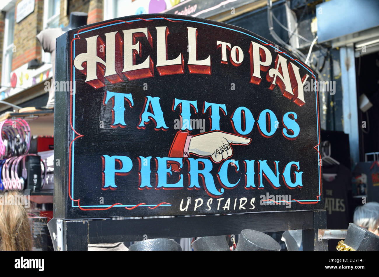 "L'inferno a pagare i tatuaggi e piercing' segno di Camden Town, Londra, Regno Unito. Foto Stock