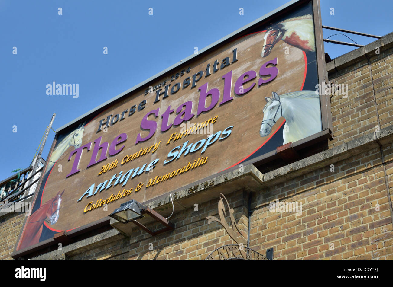 Il Maneggio cavallo ospedale negozi di antiquariato segno, Camden Town, Londra, Regno Unito. Foto Stock