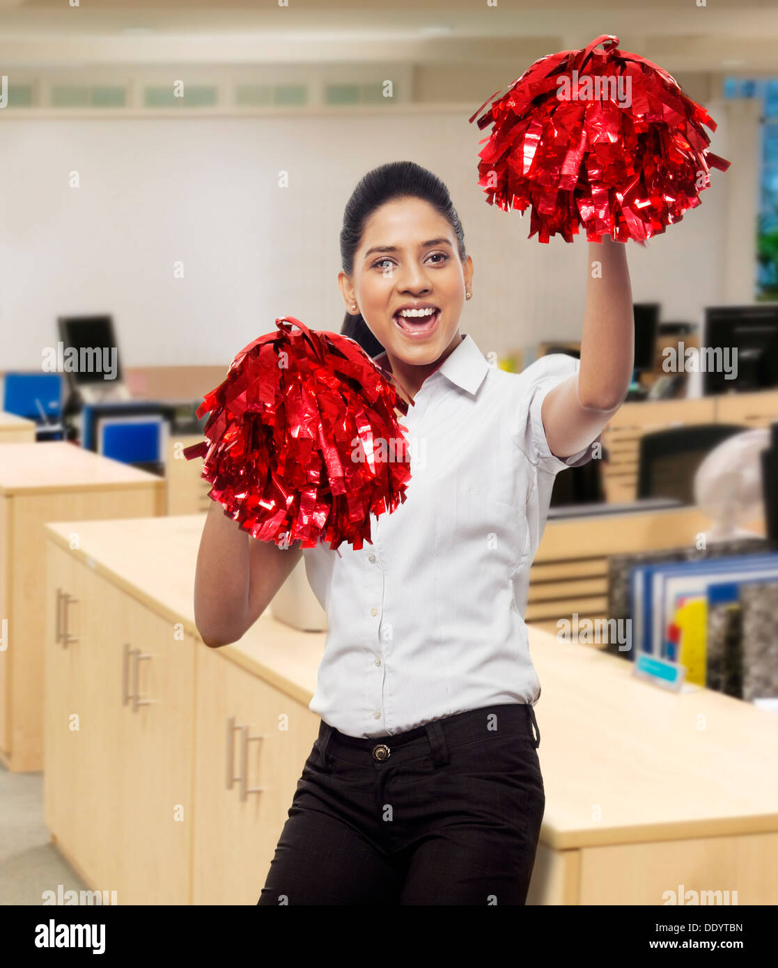 Happy cheer leader con pompon Foto Stock