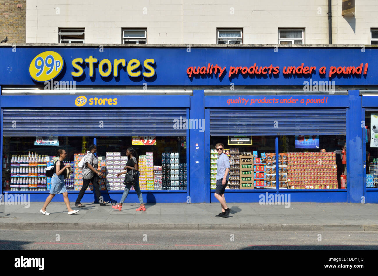 99p memorizza cut price shop in Camden Town, Londra, Regno Unito. Foto Stock