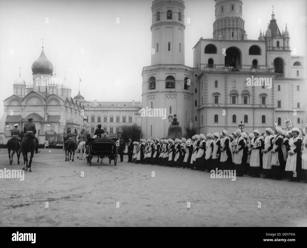 Tsar Nicholas II rivedendo la sfilata degli alunni di Mosca al Cremlino, Russia, 1912. Artista: K von Hahn Foto Stock