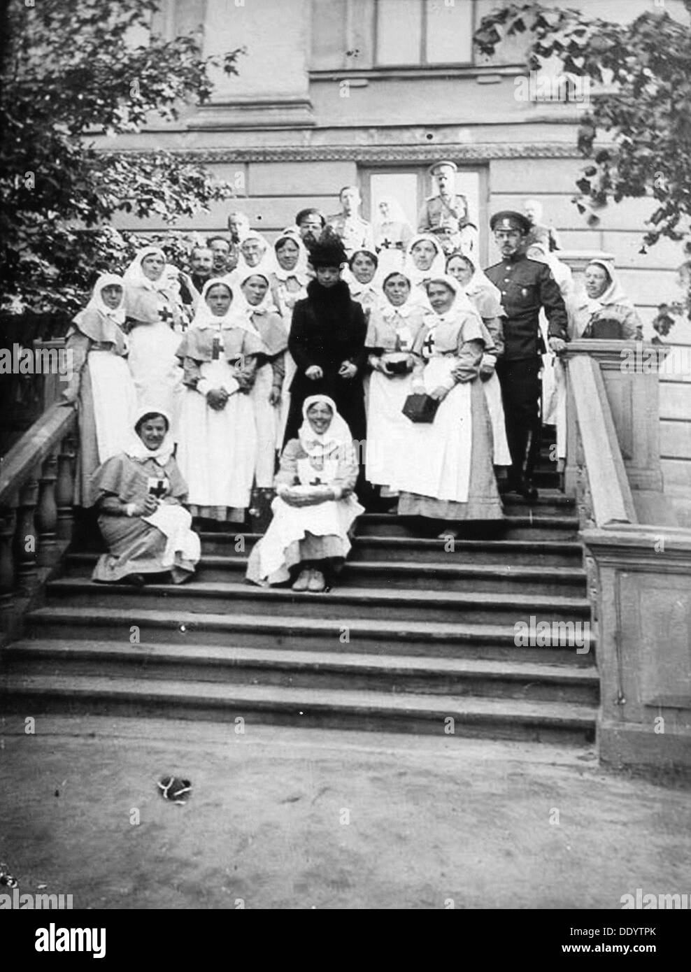 Empress Dowager Maria Feodorovna di Russia con gli infermieri al di fuori di un ospedale, Russia, 1916. Artista: sconosciuto Foto Stock