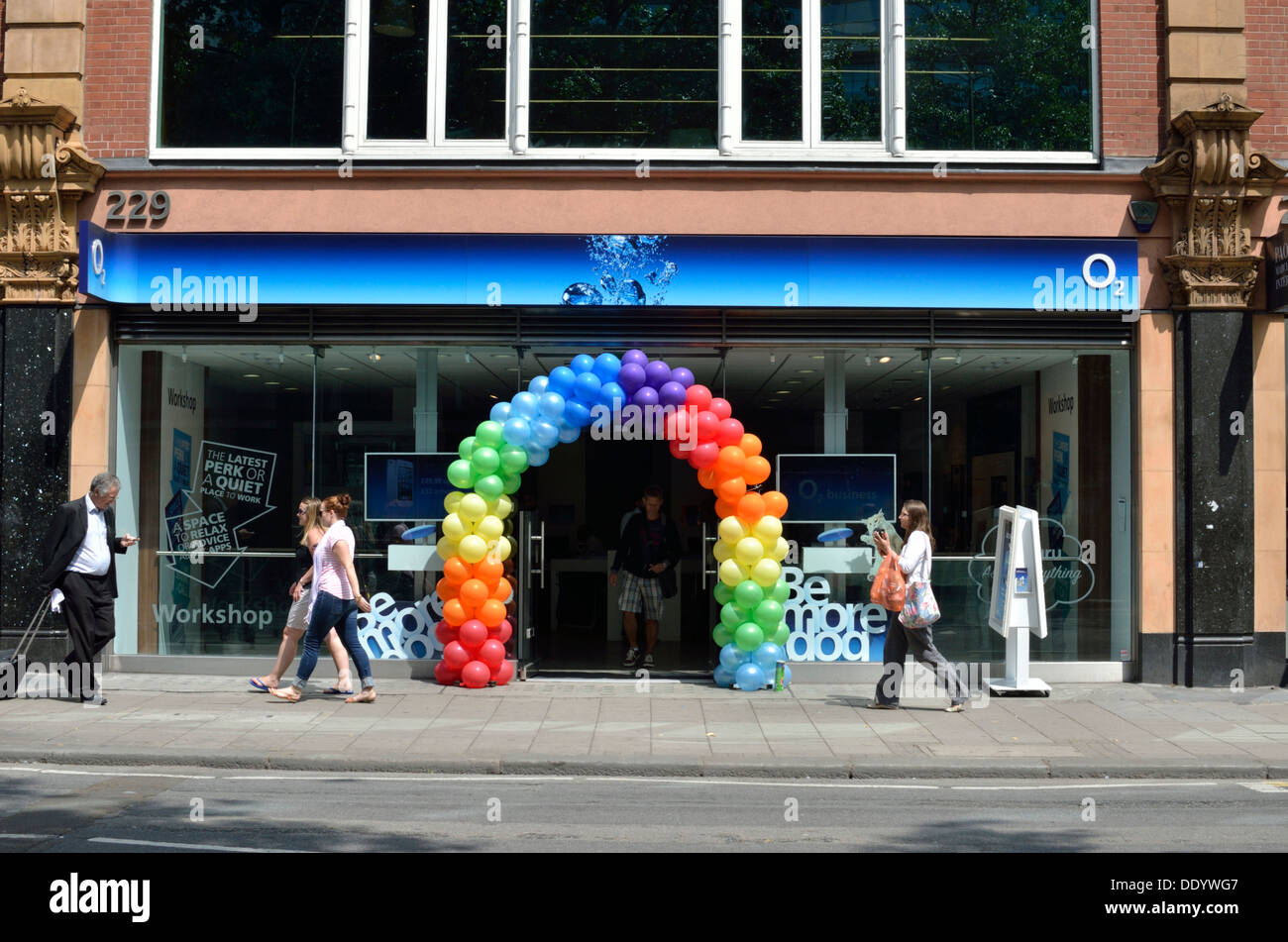 O2 mobile phone store in Tottenham Court Road, Londra, Regno Unito. Foto Stock