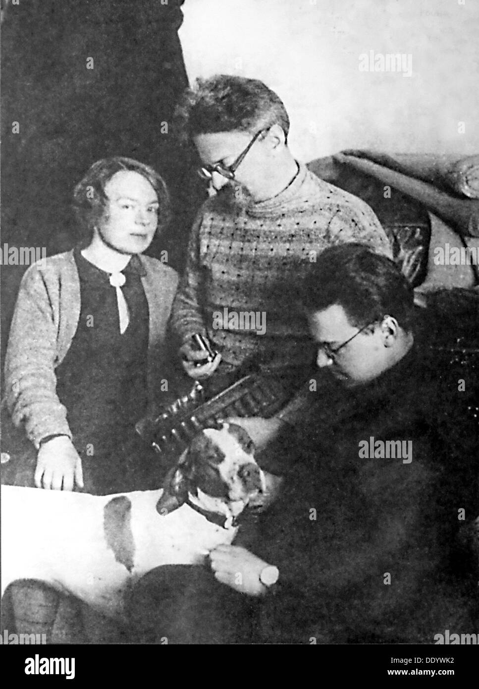 Leon Trotsky e la sua famiglia, Alma Ata, URSS, 1928. Artista: Anon Foto Stock