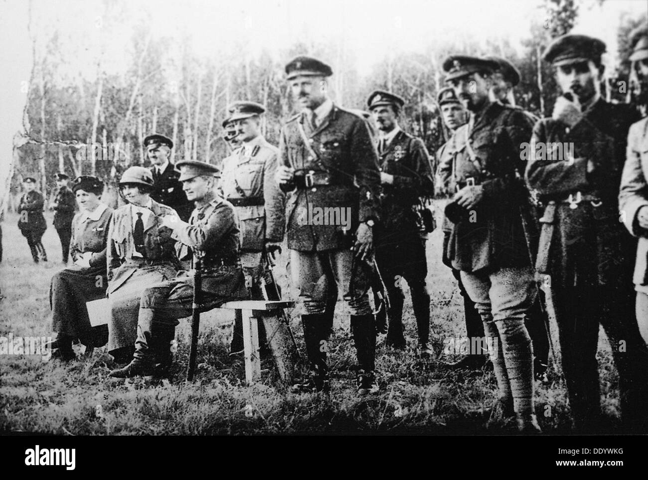 Admiral Alexander Kolchak (seduto) con ufficiali britannici sul Fronte Orientale, Russia, 1918. Artista: Anon Foto Stock