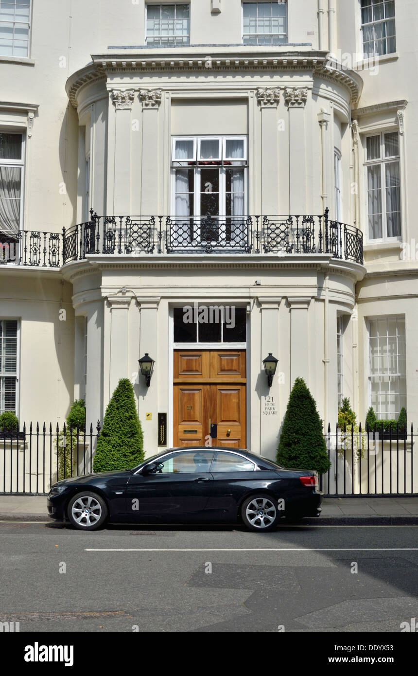 Una casa e auto in Hyde Park Square W2, Bayswater, Londra, Regno Unito. Foto Stock