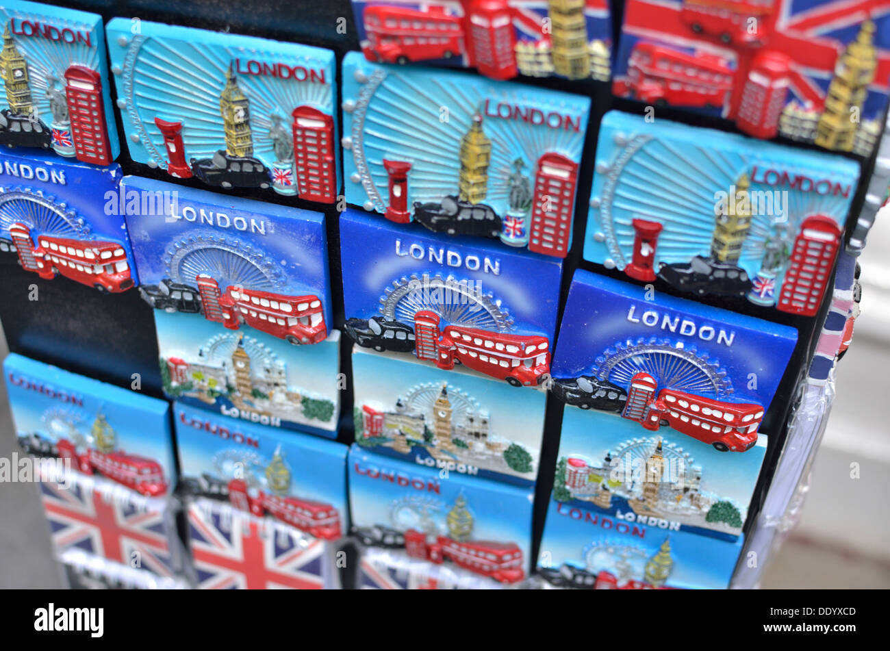 London Tourist magneti per il frigo in un negozio di souvenir Foto Stock