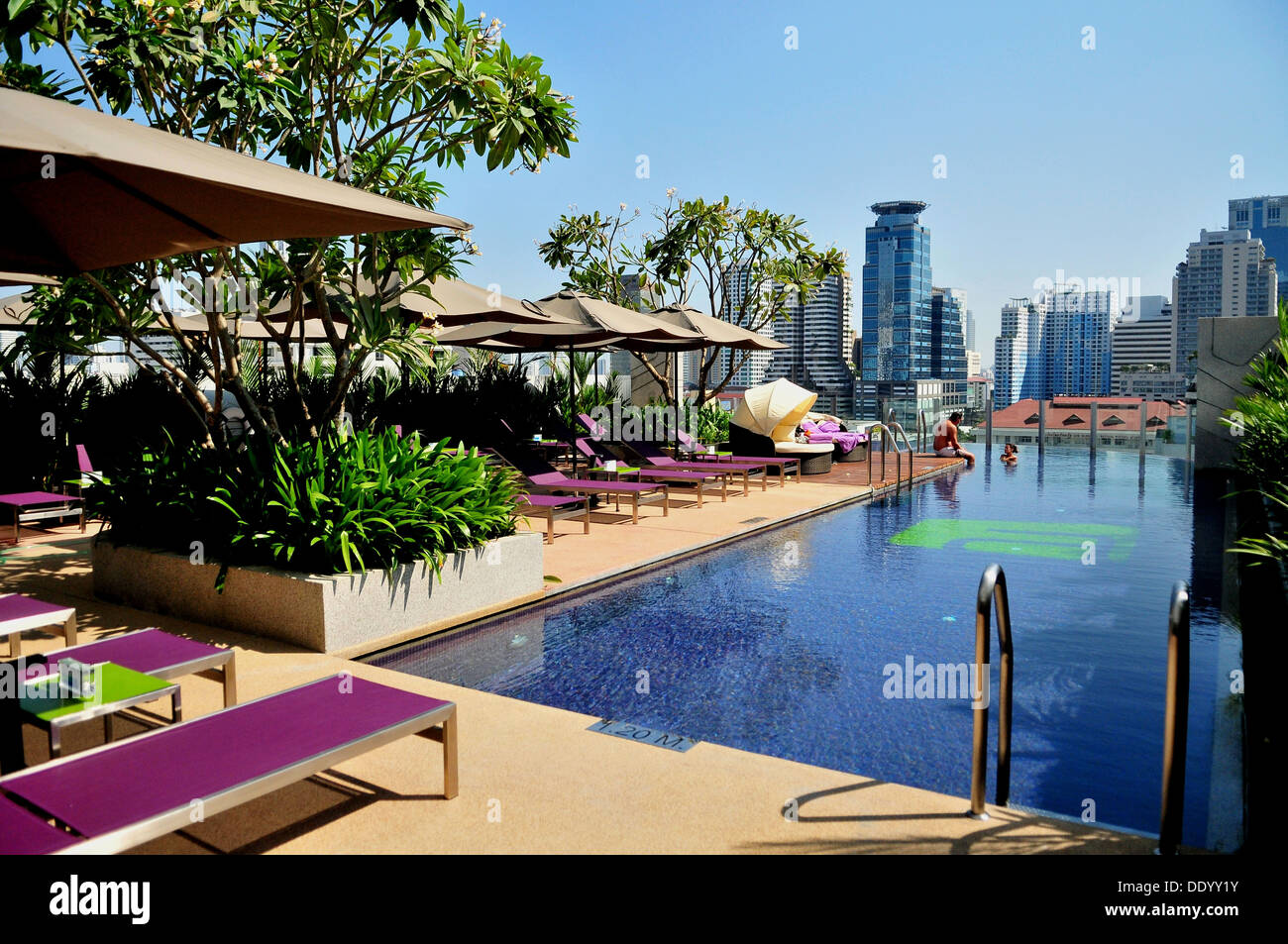 Matura in una piscina, Bangkok in Thailandia Foto Stock