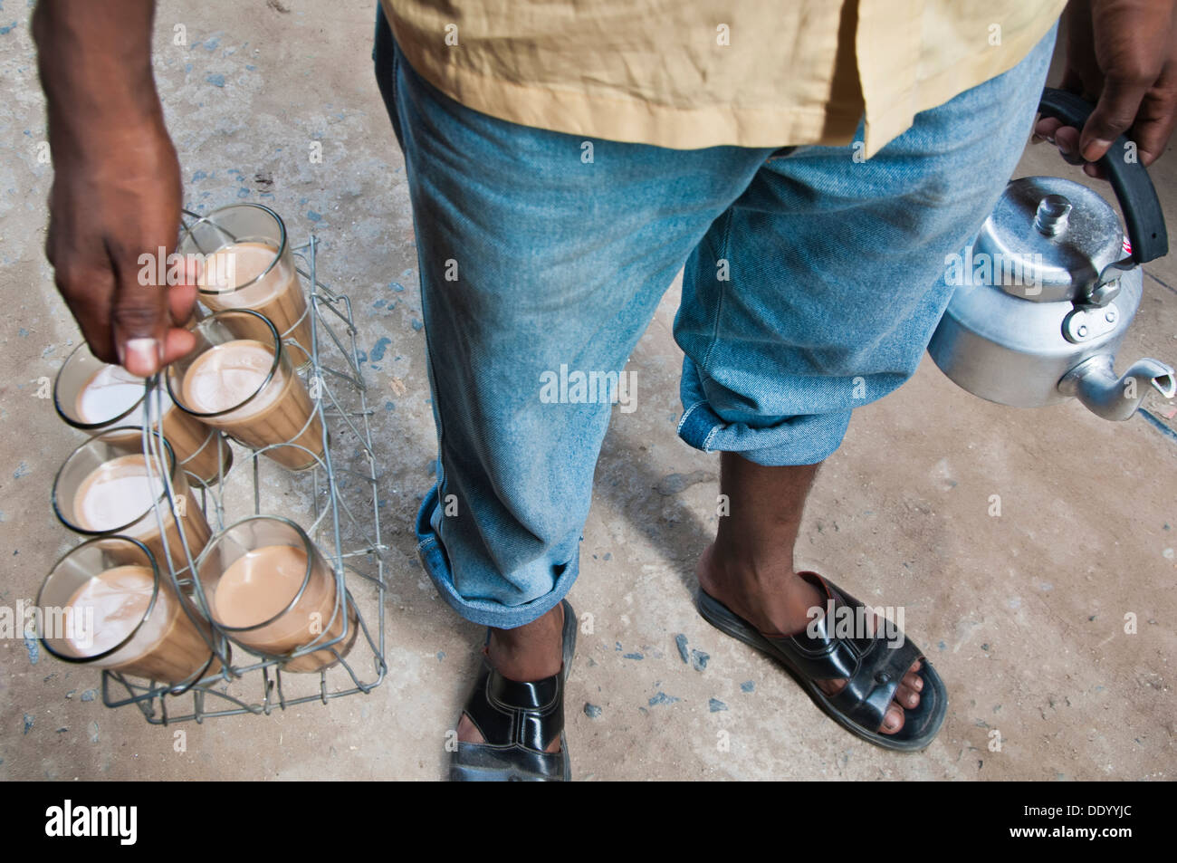 Sezione bassa di strada indiano venditore Vendita di tè Foto Stock
