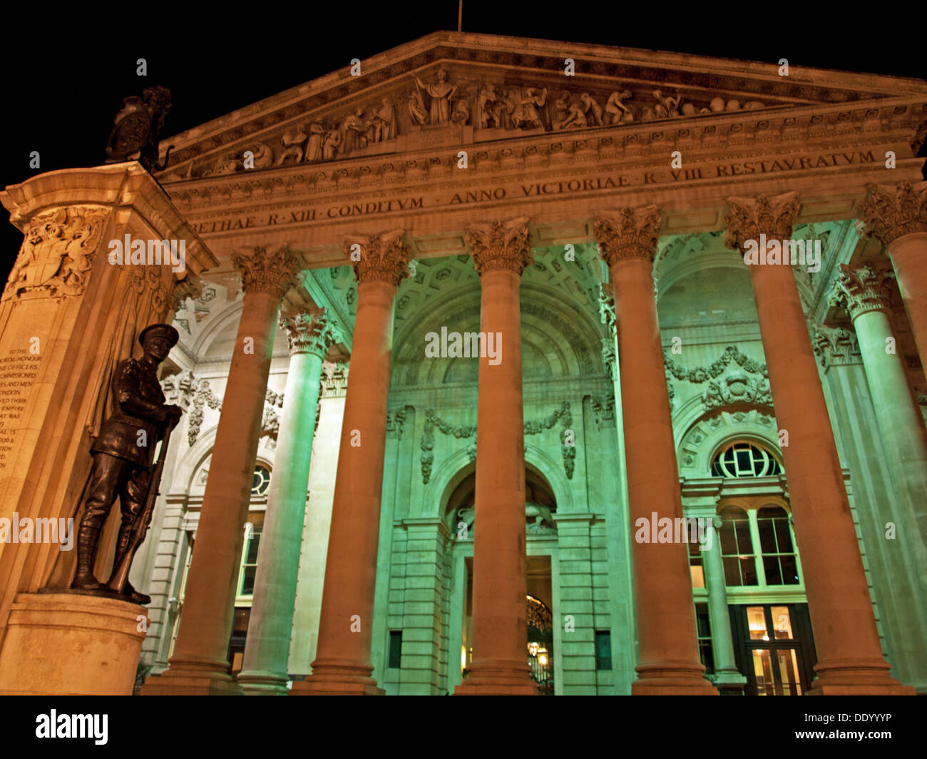 La facciata della Royal Exchange di notte, Threadneedle Street, City of London, Londra, Inghilterra, Regno Unito Foto Stock