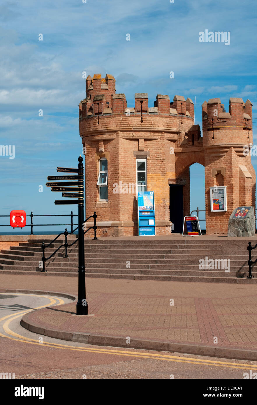 Immagine luminosa e soleggiata della porta d'ingresso a Withernsea Beach, East Riding of Yorkshire, Inghilterra, che mostra una delle Pier Towers Foto Stock