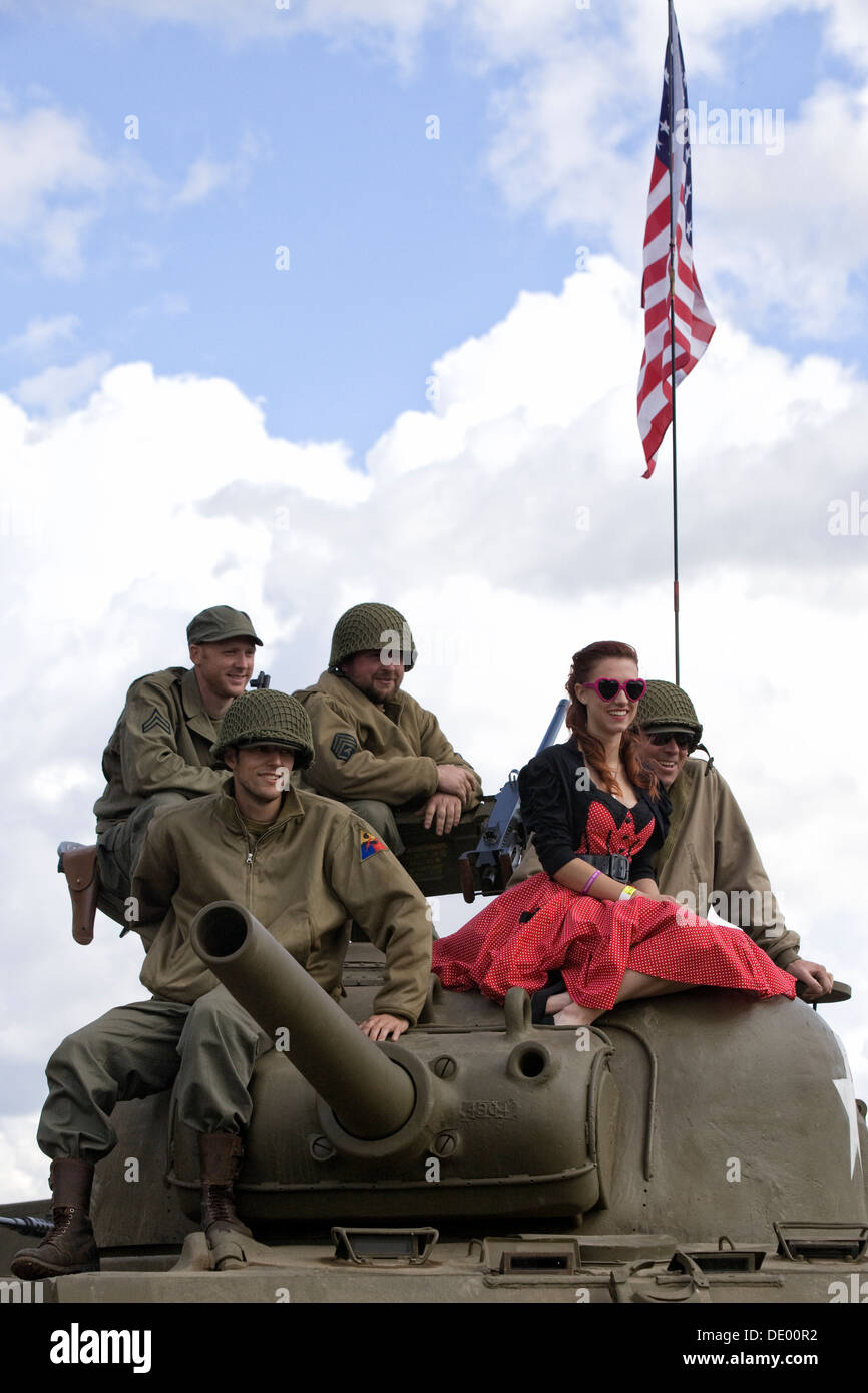 Stati Uniti d'America Gi con un tutti American Sweetheart sulla parte superiore di un serbatoio militare presso la vittoria mostra 2013 Foto Stock