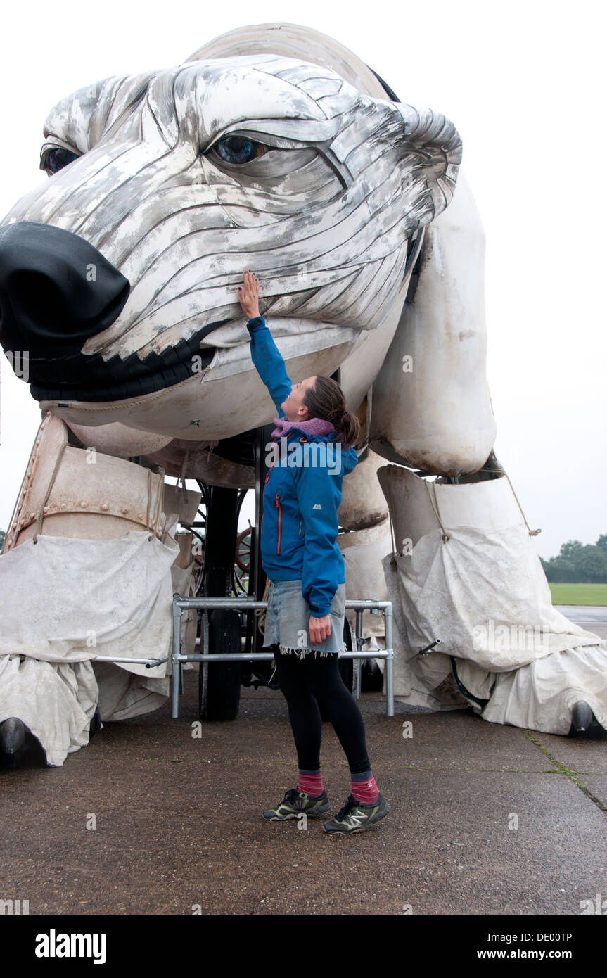 Aurora, double-decker-bus-size orso polare puppet appositamente commissionato da Greenpeace per condurre Arctic-ispirato street parade Foto Stock