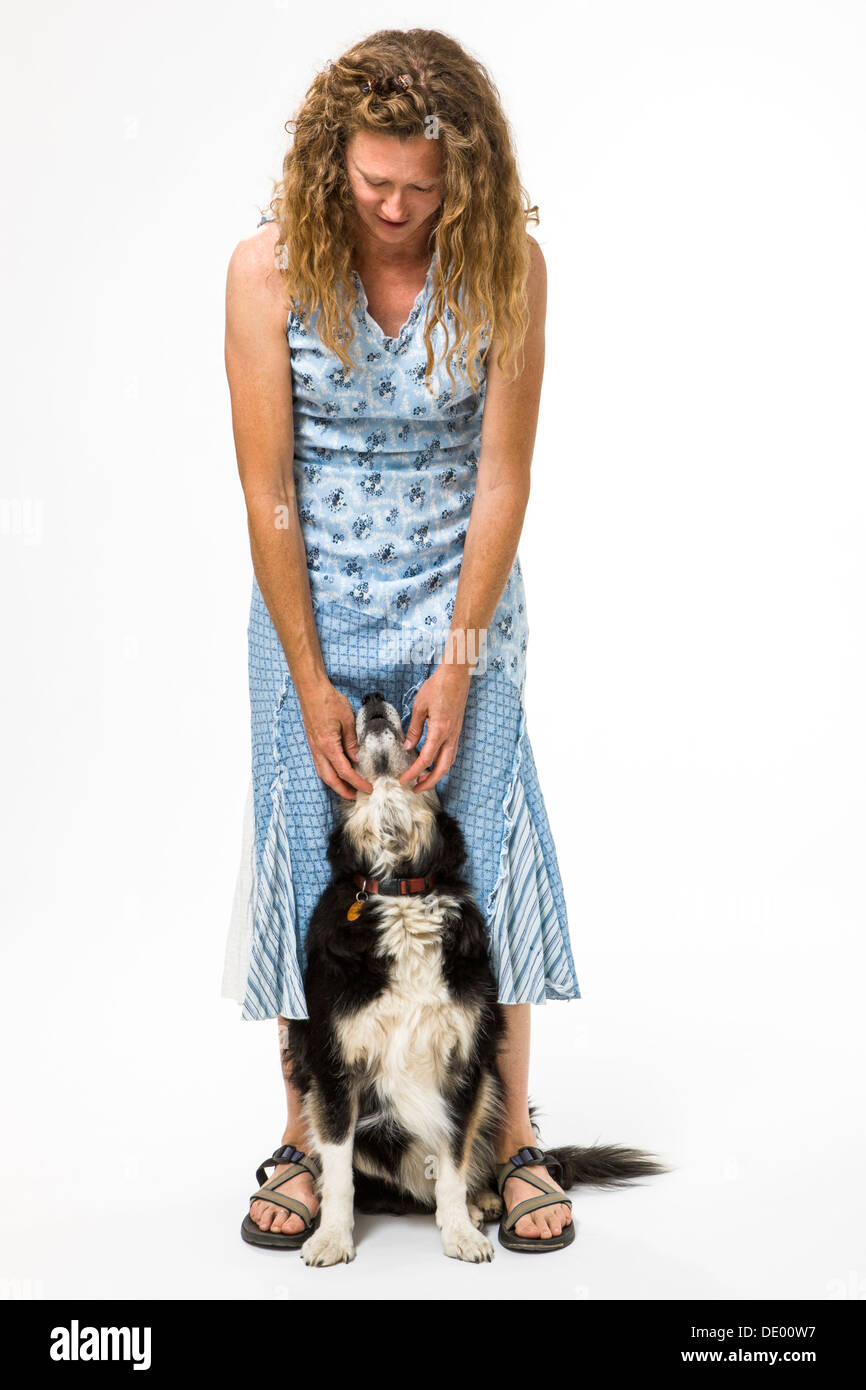 Studio fotografico di donna attraente in abiti estivi con il suo cane, un Border Collie mix Foto Stock