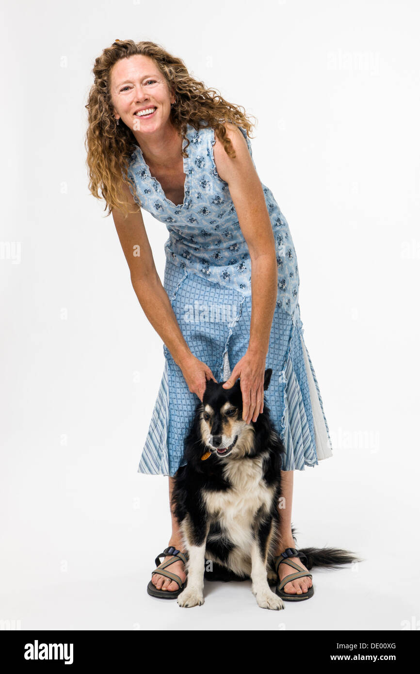 Studio fotografico di donna attraente in abiti estivi con il suo cane, un Border Collie mix Foto Stock