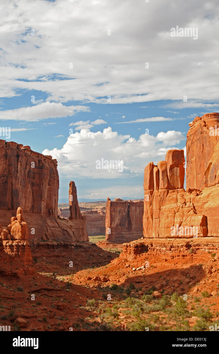 Vista panoramica di Courthouse Towers in Arches National Park nello Utah a sunrise Foto Stock