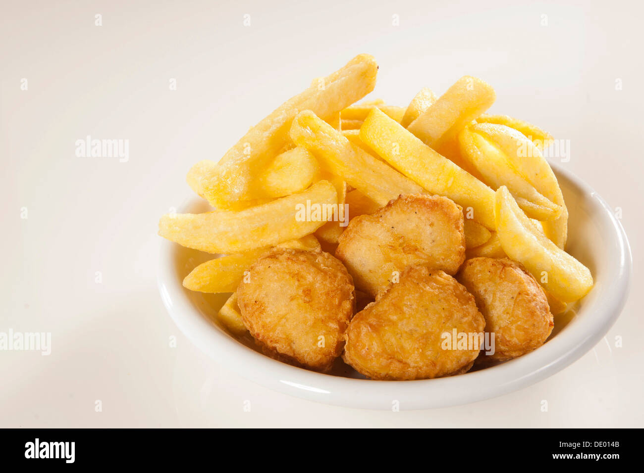 Pepite di pollo con patatine o patate fritte Foto Stock