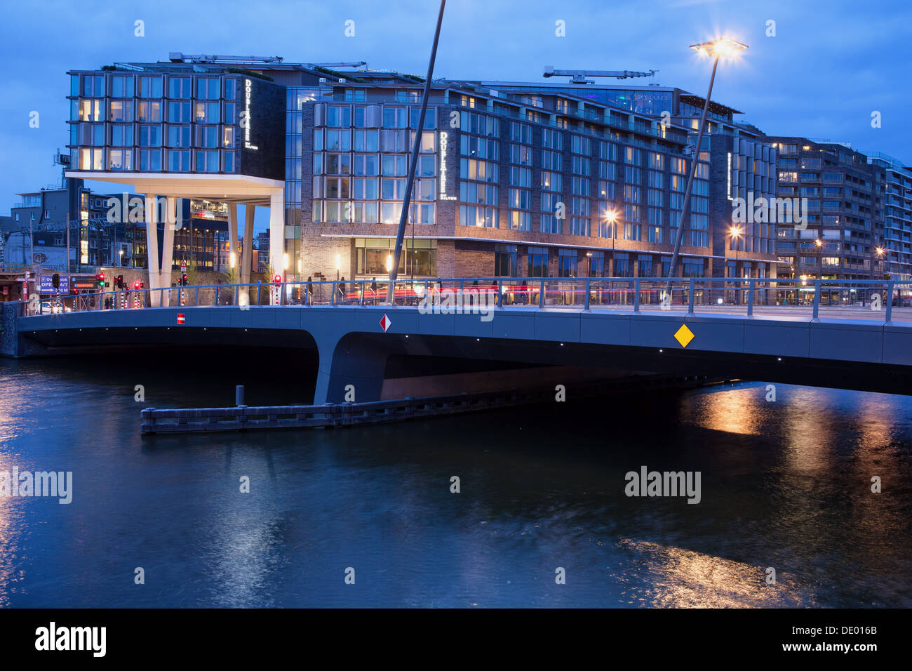 DoubleTree by Hilton Hotel di Amsterdam in serata, Holland, Paesi Bassi. Foto Stock