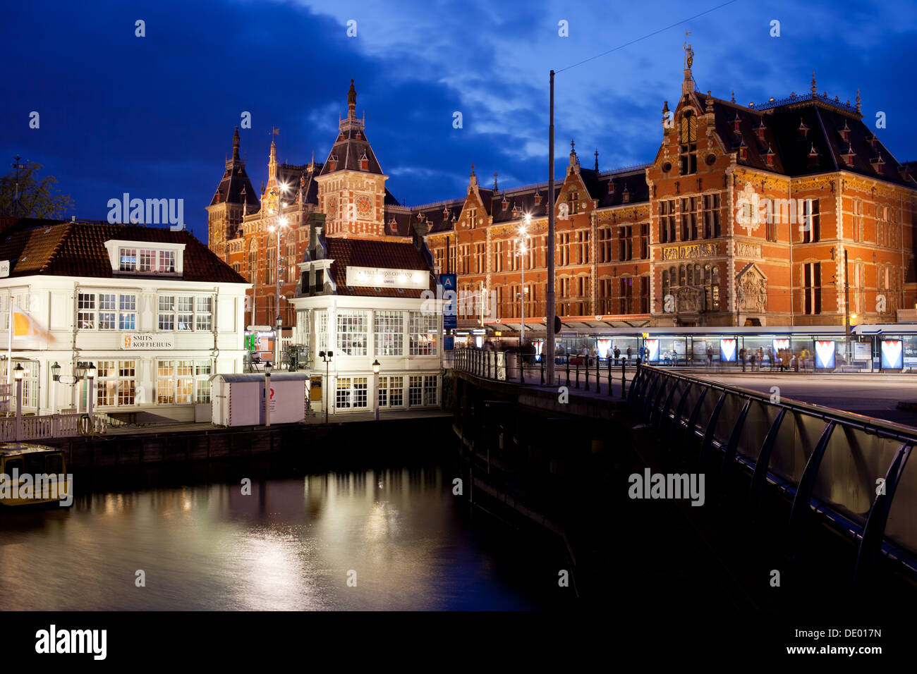 Amsterdam Stazione Centrale nel centro della città di notte in Olanda, Paesi Bassi. Foto Stock