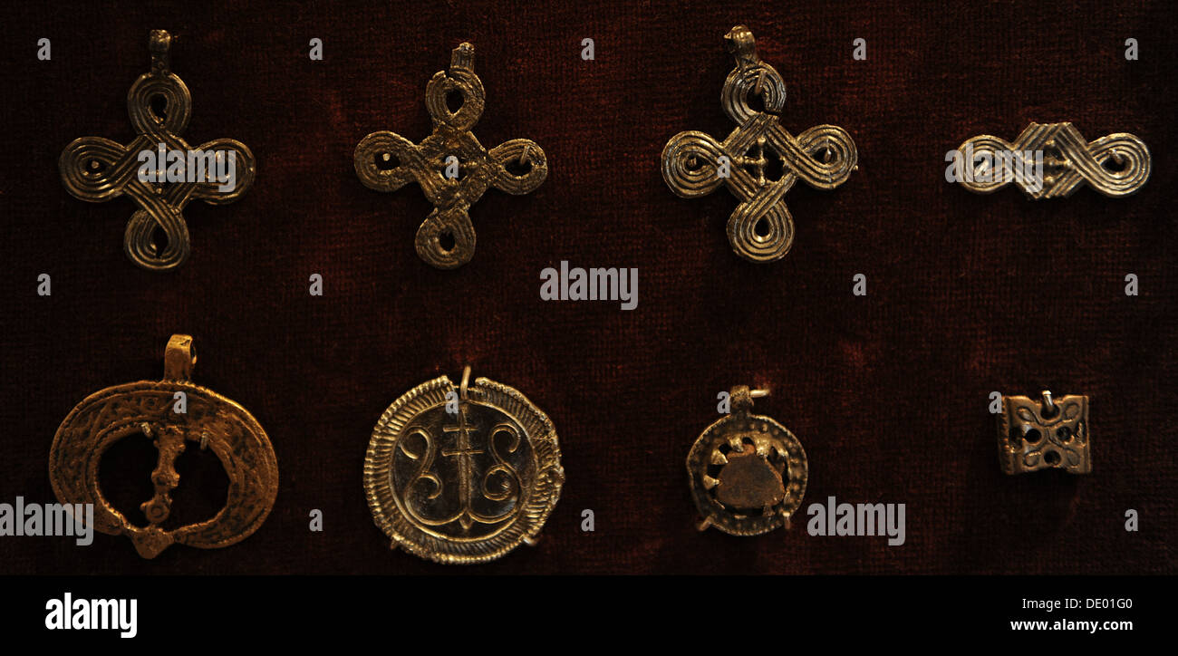 Ciondoli in bronzo immagini e fotografie stock ad alta risoluzione - Alamy