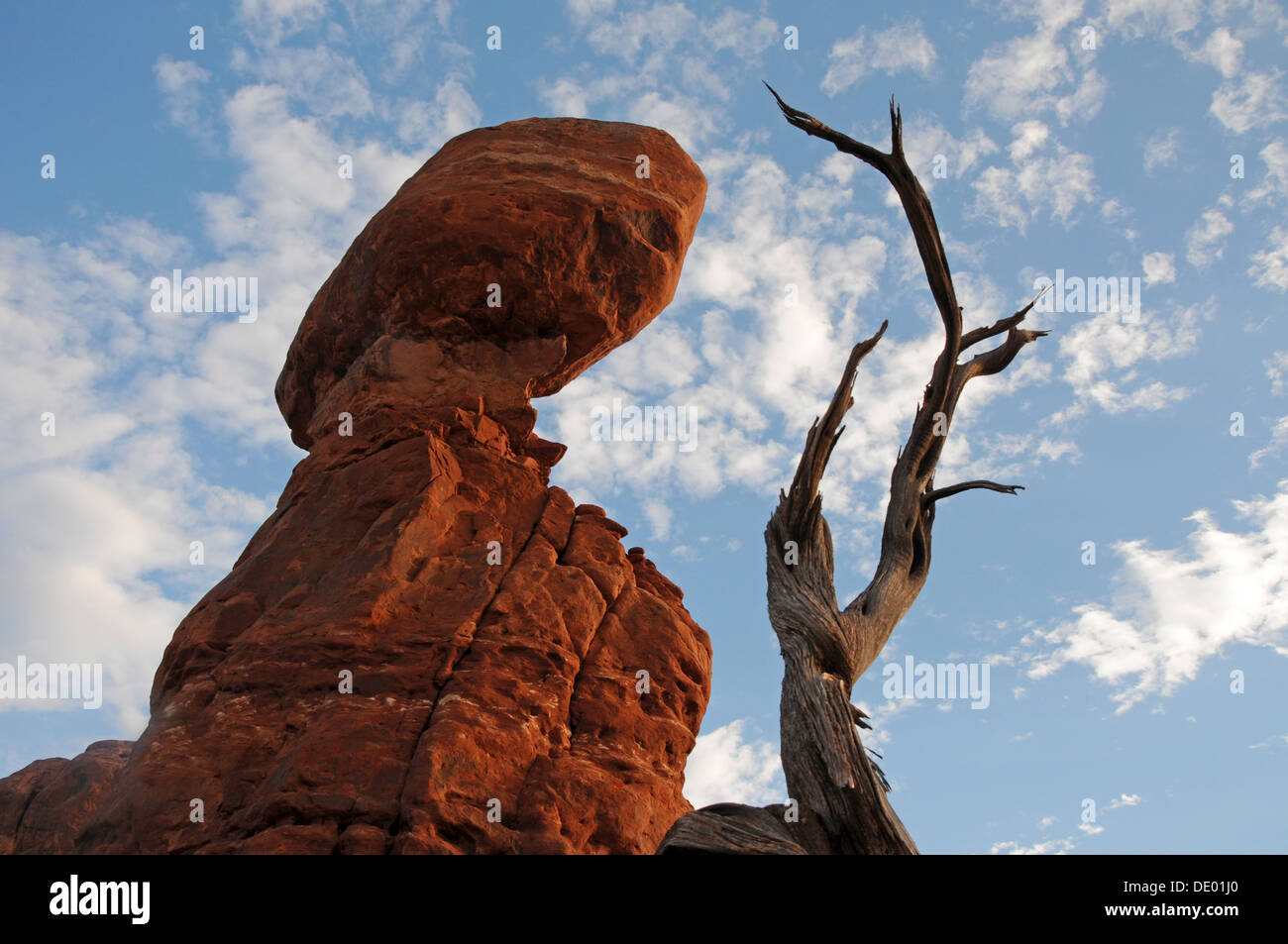 Roccia equilibrato in piedi nel Parco Nazionale di Arches sotto nuvole bianche in Utah Foto Stock